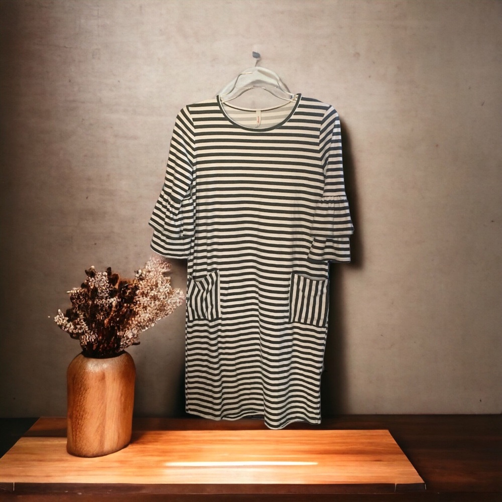Orange Creek Dress Size Small Green & White Ruffled Sleeves Preowned Gently Used